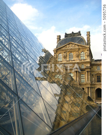 Louvre's scenery 5095756