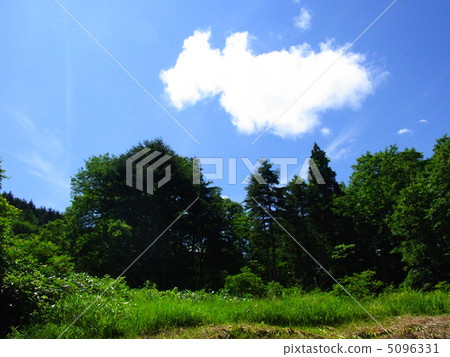 在雨季Aizu Showa Village的明顯部分 在雨季Aizu Showa Village的明顯部分 5096331