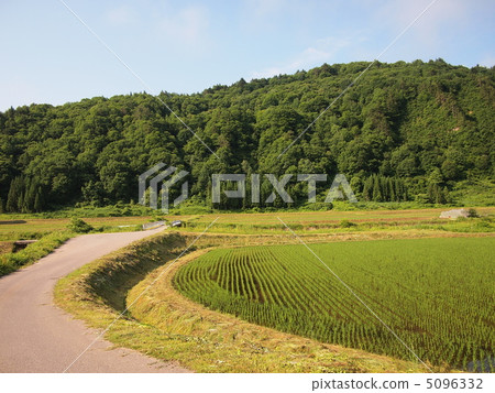 在雨季Aizu Showa Village的明顯部分 5096332