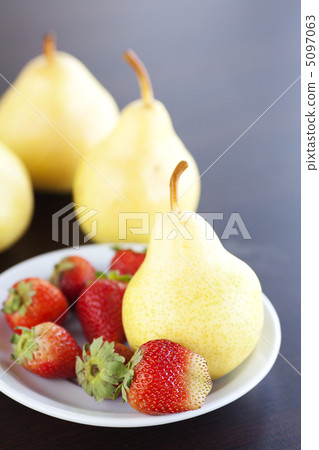 strawberry in plate and pear on a wooden table strawberry in plate and pear on a wooden table 5097063