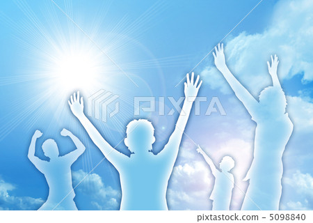 People who pose towards the sun 5098840