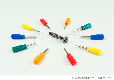 微型螺絲刀套在螺絲周圍 5098955