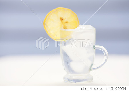 water with lemon and lime in a glass with ice 5100054