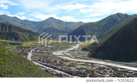 從青海榆芝寺看玉樹鎮 從青海榆芝寺看玉樹鎮 5103622