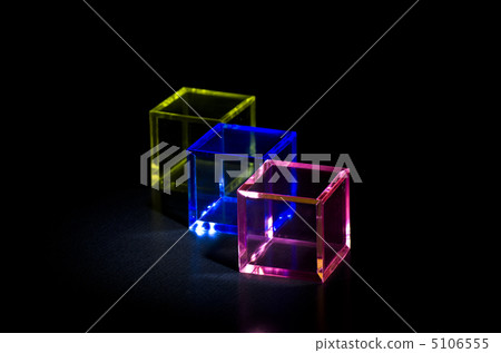 Three color plastic cube Three color plastic cube 5106555
