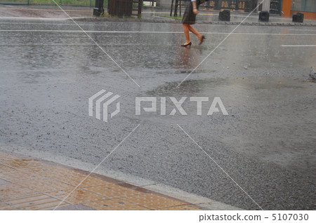 A shower A shower 5107030