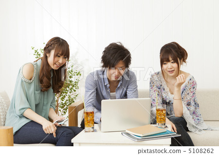 三個人看著一台個人電腦 5108262