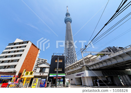 東京天空樹傳播的藍天和駐地前面購物街道 東京天空樹傳播的藍天和駐地前面購物街道 5108826