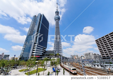 東京天空樹傳播的藍天，東塔和鐵路 5108917
