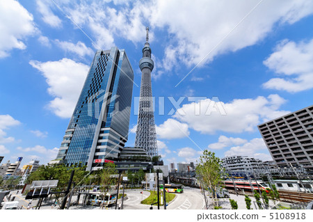 東京天空樹傳播的藍天，東塔和鐵路 5108918