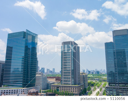 Buildings and clouds in Marunouchi 5110056