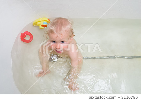 baby bathing 5110786