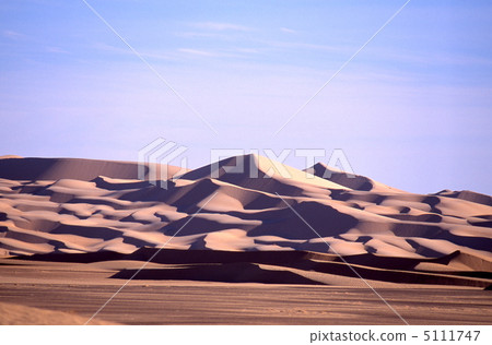 Dunes of the Sahara Desert 5111747