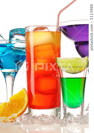 Tropical cocktails close-up 5113989