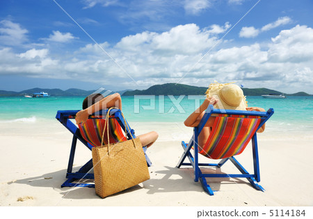 Couple on a beach 5114184