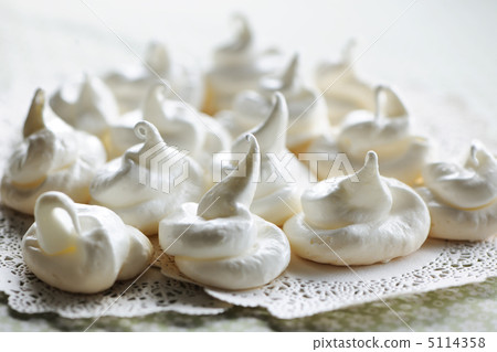Cream meringues 5114358