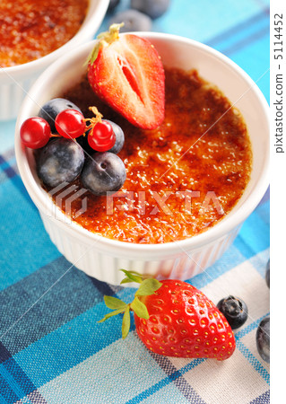 Creme brulee (cream brulee, burnt cream) 5114452