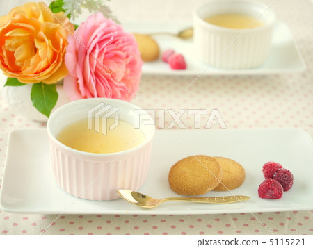 Panna cotta ~ Along with arrangements of roses ~ 5115221