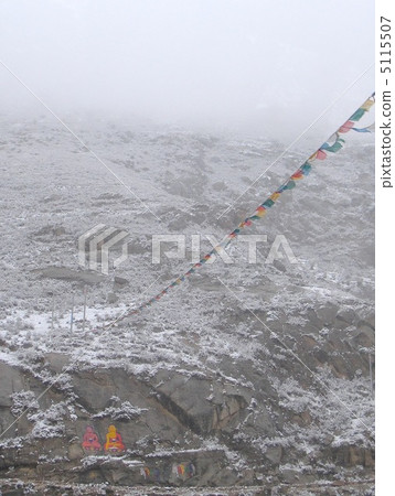在西藏拉薩之外的山畫的佛教圖像 在西藏拉薩之外的山畫的佛教圖像 5115507