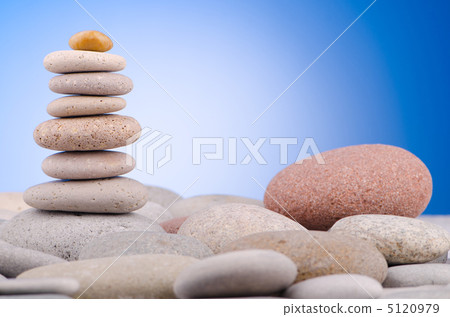 Pebbles stack against gradient background 5120979