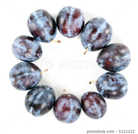 Ripe plums arranged around 5122222