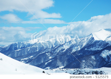 High mountains under snow in the winter 5125573