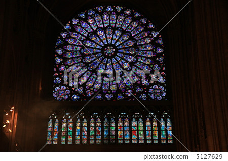 大教堂的彩色玻璃 5127629