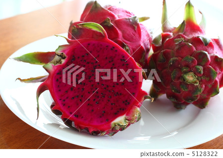 Dragon fruit (Pitaya) Dragon fruit (Pitaya) 5128322