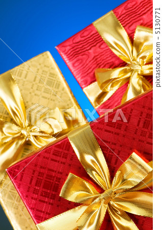 Gift box against gradient background Gift box against gradient background 5130771