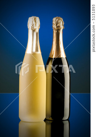 Champagne against color gradient background Champagne against color gradient background 5131893