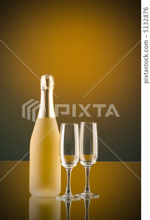 Champagne against color gradient background Champagne against color gradient background 5132876
