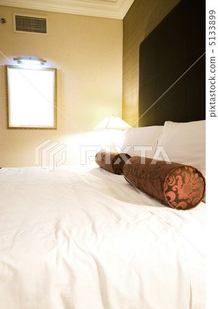 Double bed in the hotel room 5133899