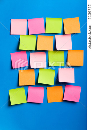 Reminder notes on the bright colorful paper Reminder notes on the bright colorful paper 5136755
