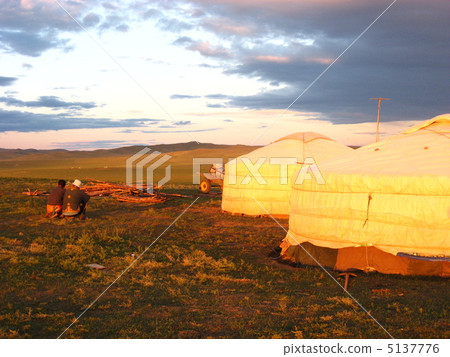 The large plains and gels of Mongolia 5137776