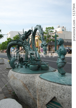 Statue of Yagi Daija VS Susanoo (JR Izumo City Station North Exit / Izumo City, Shimane Prefecture) 5137944