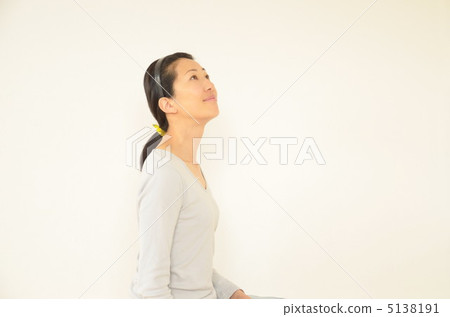 一個女人抬頭 一個女人抬頭 5138191