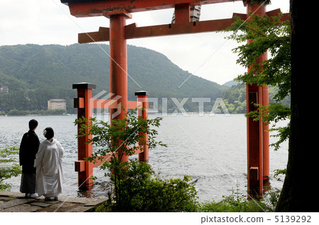 Newlywed couple swearing to the lake Newlywed couple swearing to the lake 5139292