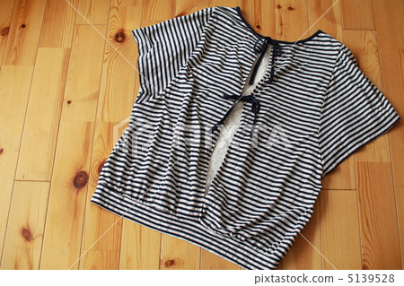 Short-sleeved striped design cut-and-sew top for summer Short-sleeved striped design cut-and-sew top for summer 5139528