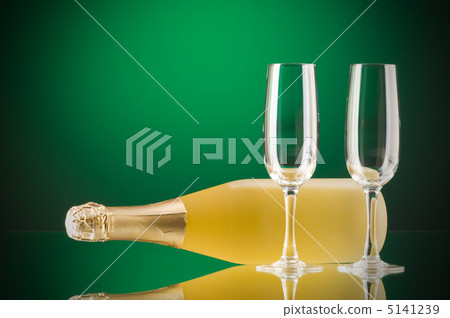 Champagne against color gradient background 5141239