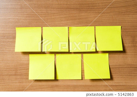Many reminder notes on the wooden background Many reminder notes on the wooden background 5142863