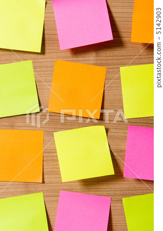 Many reminder notes on the wooden background Many reminder notes on the wooden background 5142903