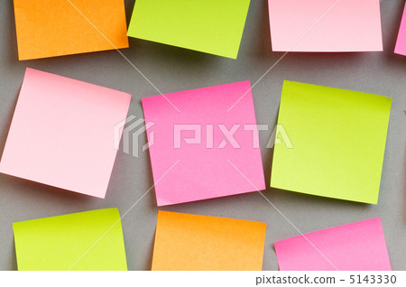 Reminder notes on the bright colorful paper Reminder notes on the bright colorful paper 5143330