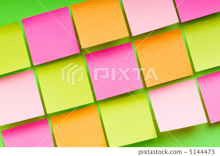 Reminder notes on the bright colorful paper 5144473