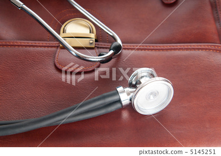 Doctor's brown leather case with the stethoscope Doctor's brown leather case with the stethoscope 5145251