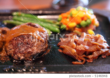 蔬菜配上美味的Azu漢堡牛排 5146948