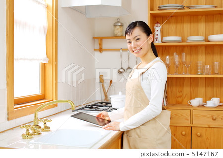 女孩在廚房裡使用iPad 女孩在廚房裡使用iPad 5147167