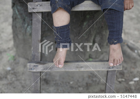 Climbing a tree with barefoot Climbing a tree with barefoot 5147448