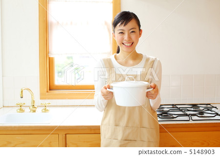 站在廚房裡的女孩 站在廚房裡的女孩 5148903