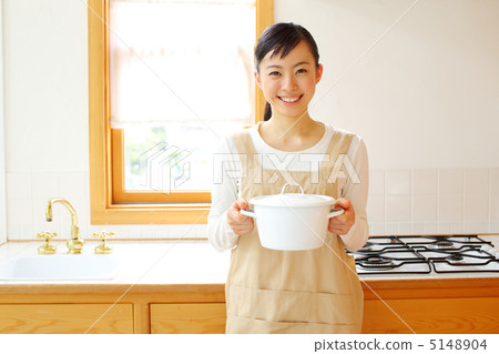 Girls standing in the kitchen 5148904