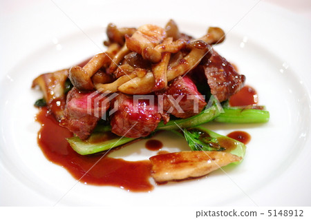 Saute Madera sauce of beef fillet Saute Madera sauce of beef fillet 5148912